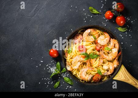 Pasta Meeresfrüchte mit Garnelen auf schwarzem Tisch. Stockfoto