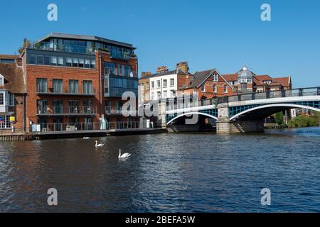 Windsor Bridge, Berkshire, Großbritannien. April 2020. Blauer Himmel und warme Temperaturen am Osterfeiertag in Windsor & Eton. Viele Menschen haben Regierungsrat befolgt, um zu Hause während der Coronavirus Pandemie zu bleiben. Kredit: Maureen McLean/Alamy Live News Stockfoto