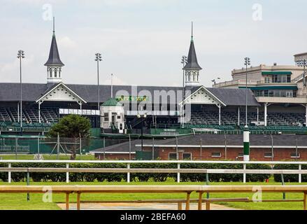 Churchill Downs Racetrack; ikonische Twin-Türme, Tribüne, Clubhaus, hohe Lichtstände, Rasenbahn, Geländer, Heimat von Kentucky Derby; berühmte Hore rac Stockfoto