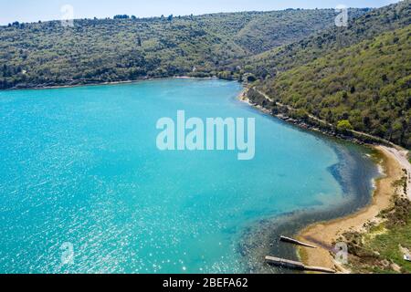 Ein Luftbild von Blaz Bucht, schöner Ort in Rasa Bucht, Istrien, Kroatien Stockfoto