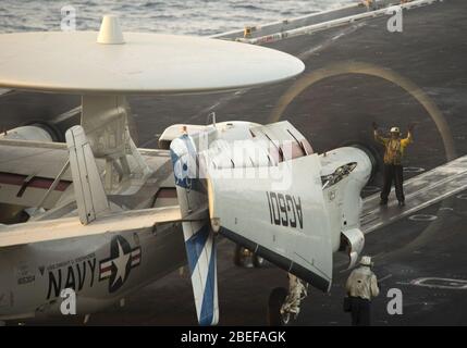 Hawkeye bewegt sich auf Katapult an Bord der USS Dwight D. Eisenhower. Stockfoto