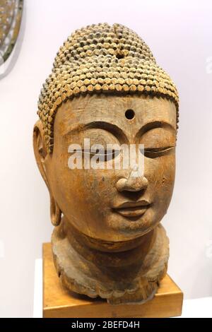 Kopf eines Buddha, Japan, Heian-Periode, Mitte 12. Jahrhundert n. Chr., Holz, Polychromie Stockfoto