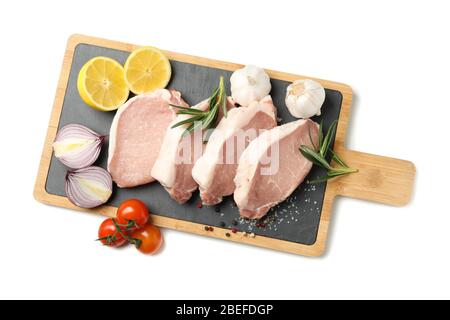 Rohes Fleisch für Steak und Zutaten auf weißem Hintergrund isoliert Stockfoto