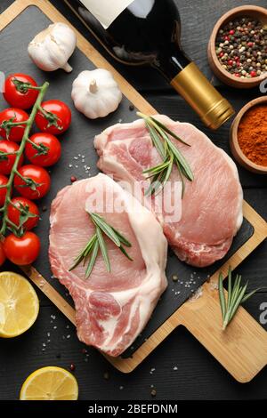 Zusammensetzung mit rohem Fleisch und Zutaten. Konzept für das Kochen von Steak Stockfoto