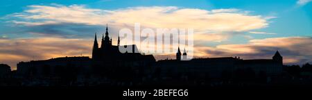 Prager Nacht Silhouette. Prager Panorama bei Sonnenuntergang Stockfoto