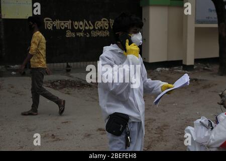 Dhaka, Bangladesch. April 2020. Ein Mann war PSA (Persönliche Schutzausrüstung), während er Lebensmittel aus einem Online-Shop an Hausschloss Bewohner in Dhaka liefert. Die Regierung von Bangladesch hat eine Blockierung verhängt, um die Ausbreitung der durch das SARS-Cov-2-Coronavirus verursachten Pandemie COVID ''' 19 zu verlangsamen. Quelle: MD Mehedi Hasan/ZUMA Wire/Alamy Live News Stockfoto