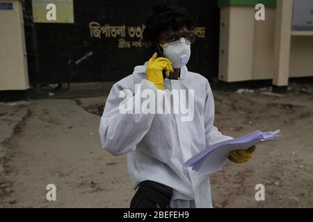 Dhaka, Bangladesch. April 2020. Ein Mann war PSA (Persönliche Schutzausrüstung), während er Lebensmittel aus einem Online-Shop an Hausschloss Bewohner in Dhaka liefert. Die Regierung von Bangladesch hat eine Blockierung verhängt, um die Ausbreitung der durch das SARS-Cov-2-Coronavirus verursachten Pandemie COVID ''' 19 zu verlangsamen. Quelle: MD Mehedi Hasan/ZUMA Wire/Alamy Live News Stockfoto