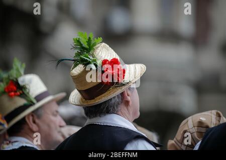 Bukarest, Rumänien - 5. März 2020: Details mit dem traditionellen rumänischen Strohhut eines älteren Mannes, geschmückt mit Blumen und Blättern. Stockfoto