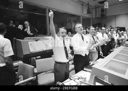 Drei der vier Apollo 13 Flight Directors applaudieren dem erfolgreichen Abspritzen des Command Module 'Odyssey'. Gleichzeitig leuchten Dr. Robert R. Gilruth, Direktor des Manned Spacecraft Center (MSC), und Dr. Christopher C. Kraft Jr., stellvertretender Direktor des MSC, Zigarren auf (oben links). Die Flight Directors sind von links nach rechts: Gerald D. Griffin, Eugene F. Kranz und Glynn S. Lunney. Apollo 13, gestartet am 11. April 1970, war die dritte Mission der NASA mit Besatzungsmacht zum Mond. Zwei Tage später, am 13. April, während der Fahrt zur Mondoberfläche, ein Fehler im elektrischen System eines der Oxyg des Servicemoduls Stockfoto