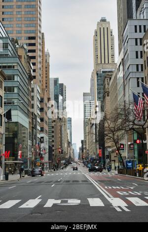 Fifth Avenue in Midtown Manhattan ist wegen der COVID-19 Pandemie, April 2020, New York City, USA, fast verlassen Stockfoto