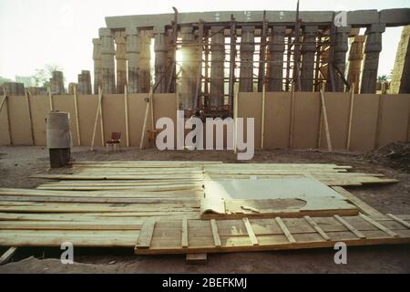 22. Januar 1989 - Luxor, Ägypten -- der Luxor Tempel Statue Cache war eine der bedeutendsten archäologischen Entdeckungen des Jahrzehnts, wo eine Gruppe von alten ägyptischen Statuen wurde am 22. Januar 1989 ausgegraben, während der routinemäßigen Wartung des Tempels in einem stark befahrenen touristischen Gebiet. Sie wurden unter dem Sonnenhof der 18. Dynastie Pharao Amenhotep III. Entdeckt Eine Teilliste der Statuen: Thutmosis III., Amenhotep III., die Göttin Lunyt, Tutanchamun, Horemheb, Amun-Re-Kamutef und die Göttin Tawaret. Die Ausgrabung wurde 1989 unter der Autorität von Mohamed El so gestartet Stockfoto