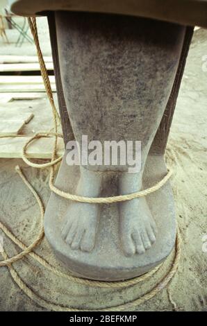 22. Januar 1989 - Luxor, Ägypten -- der Luxor Tempel Statue Cache war eine der bedeutendsten archäologischen Entdeckungen des Jahrzehnts, wo eine Gruppe von alten ägyptischen Statuen wurde am 22. Januar 1989 ausgegraben, während der routinemäßigen Wartung des Tempels in einem stark befahrenen touristischen Gebiet. Sie wurden unter dem Sonnenhof der 18. Dynastie Pharao Amenhotep III. Entdeckt Eine Teilliste der Statuen: Thutmosis III., Amenhotep III., die Göttin Lunyt, Tutanchamun, Horemheb, Amun-Re-Kamutef und die Göttin Tawaret. Die Ausgrabung wurde 1989 unter der Autorität von Mohamed El so gestartet Stockfoto