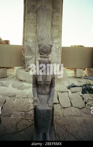 22. Januar 1989 - Luxor, Ägypten -- der Luxor Tempel Statue Cache war eine der bedeutendsten archäologischen Entdeckungen des Jahrzehnts, wo eine Gruppe von alten ägyptischen Statuen wurde am 22. Januar 1989 ausgegraben, während der routinemäßigen Wartung des Tempels in einem stark befahrenen touristischen Gebiet. Sie wurden unter dem Sonnenhof der 18. Dynastie Pharao Amenhotep III. Entdeckt Eine Teilliste der Statuen: Thutmosis III., Amenhotep III., die Göttin Lunyt, Tutanchamun, Horemheb, Amun-Re-Kamutef und die Göttin Tawaret. Die Ausgrabung wurde 1989 unter der Autorität von Mohamed El so gestartet Stockfoto