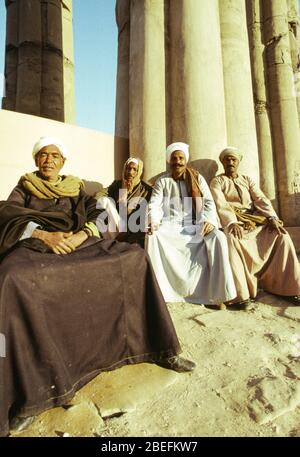 22. Januar 1989 - Luxor, Ägypten -- der Luxor Tempel Statue Cache war eine der bedeutendsten archäologischen Entdeckungen des Jahrzehnts, wo eine Gruppe von alten ägyptischen Statuen wurde am 22. Januar 1989 ausgegraben, während der routinemäßigen Wartung des Tempels in einem stark befahrenen touristischen Gebiet. Sie wurden unter dem Sonnenhof der 18. Dynastie Pharao Amenhotep III. Entdeckt Eine Teilliste der Statuen: Thutmosis III., Amenhotep III., die Göttin Lunyt, Tutanchamun, Horemheb, Amun-Re-Kamutef und die Göttin Tawaret. Die Ausgrabung wurde 1989 unter der Autorität von Mohamed El so gestartet Stockfoto