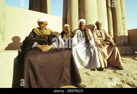 22. Januar 1989 - Luxor, Ägypten -- der Luxor Tempel Statue Cache war eine der bedeutendsten archäologischen Entdeckungen des Jahrzehnts, wo eine Gruppe von alten ägyptischen Statuen wurde am 22. Januar 1989 ausgegraben, während der routinemäßigen Wartung des Tempels in einem stark befahrenen touristischen Gebiet. Sie wurden unter dem Sonnenhof der 18. Dynastie Pharao Amenhotep III. Entdeckt Eine Teilliste der Statuen: Thutmosis III., Amenhotep III., die Göttin Lunyt, Tutanchamun, Horemheb, Amun-Re-Kamutef und die Göttin Tawaret. Die Ausgrabung wurde 1989 unter der Autorität von Mohamed El so gestartet Stockfoto