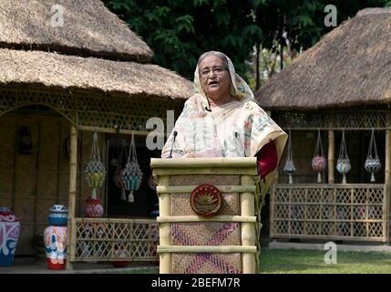 Dhaka, Bangladesch. April 2020. Der Premierminister von Bangladesch, Scheich Hasina, spricht am 13. April 2020 in einer Fernsehansprache an die Nation in Dhaka, Bangladesch. Die Regierung von Bangladesch hat ein spezielles Versicherungssystem und eine Zulage für medizinische Fachkräfte und andere COVID-19 Frontkämpfer einschließlich Strafverfolgungsbehörden enthüllt. (PID/Handout via Xinhua) Quelle: Xinhua/Alamy Live News Stockfoto