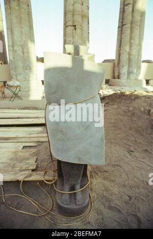 22. Januar 1989 - Luxor, Ägypten -- der Luxor Tempel Statue Cache war eine der bedeutendsten archäologischen Entdeckungen des Jahrzehnts, wo eine Gruppe von alten ägyptischen Statuen wurde am 22. Januar 1989 ausgegraben, während der routinemäßigen Wartung des Tempels in einem stark befahrenen touristischen Gebiet. Sie wurden unter dem Sonnenhof der 18. Dynastie Pharao Amenhotep III. Entdeckt Eine Teilliste der Statuen: Thutmosis III., Amenhotep III., die Göttin Lunyt, Tutanchamun, Horemheb, Amun-Re-Kamutef und die Göttin Tawaret. Die Ausgrabung wurde 1989 unter der Autorität von Mohamed El so gestartet Stockfoto