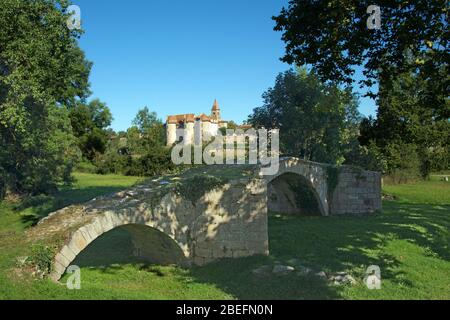 Reste der römischen Brücke und alten Priorat und Saint Pierre Kirche Pommiers Rhone Alpen Frankreich Stockfoto