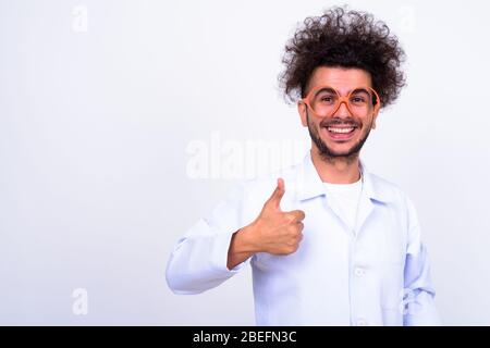 Portrait von lustigen türkischen Mann Arzt mit lockigen Haaren geben Daumen nach oben Stockfoto