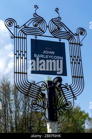 Hängendes Pub-Schild am Sir John Barleycorn Public House, Old Romsey Road, Cadnam, Hampshire, England, Großbritannien Stockfoto