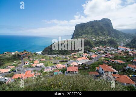 Die Landschaft und Stadt Faial an der Küste im Norden von Madeira auf der Insel Madeira von Portugal. Portugal, Madeira, April 2018 Stockfoto