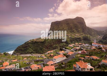 Die Landschaft und Stadt Faial an der Küste im Norden von Madeira auf der Insel Madeira von Portugal. Portugal, Madeira, April 2018 Stockfoto