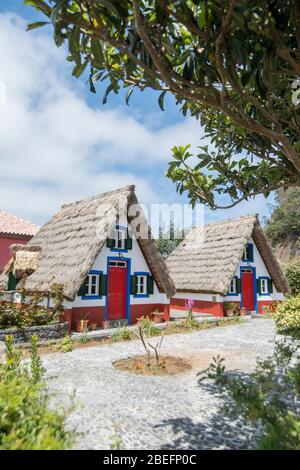 Ein traditionelles Santana Haus oder Casas de Colmo in der Stadt Santana im Norden der Insel Madeira von Portugal. Portugal, Madeira, April 2018 Stockfoto