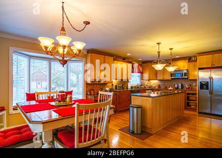 Küche und Essbereich in einem modernen Mittelklasse-Haus im Mittleren Westen Amerikas Stockfoto