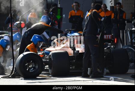 Circuit de Barcelona-Catalunya in Montmelo Spanien 20.2.2020, Formel 1-Vorsaison-Test, Carlos Sainz (ESP), McLaren in der Boxengasse während Reifenwechsel Stockfoto