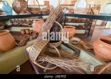 Korbflechtarbeiten im Cafe Relogio ad Shop von Arema in der Stadt Camacha im Osten von Madeira auf der Insel Madeira in Portugal. Portugal, Madeira, Stockfoto