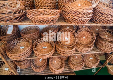 Korbflechtarbeiten im Cafe Relogio ad Shop von Arema in der Stadt Camacha im Osten von Madeira auf der Insel Madeira in Portugal. Portugal, Madeira, Stockfoto