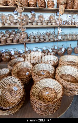 Korbflechtarbeiten im Cafe Relogio ad Shop von Arema in der Stadt Camacha im Osten von Madeira auf der Insel Madeira in Portugal. Portugal, Madeira, Stockfoto