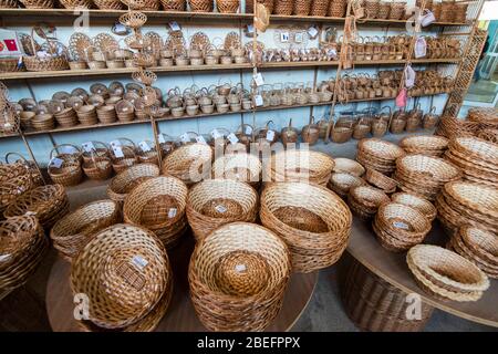 Korbflechtarbeiten im Cafe Relogio ad Shop von Arema in der Stadt Camacha im Osten von Madeira auf der Insel Madeira in Portugal. Portugal, Madeira, Stockfoto