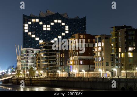 Die Form eines Herzens wird durch die Lichter des Westin Hotels in der Elbphilharmonie in Hamburg, Deutschland, geformt. Stockfoto