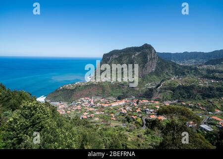 Die Landschaft und Stadt Faial an der Küste im Norden von Madeira auf der Insel Madeira von Portugal. Portugal, Madeira, April 2018 Stockfoto