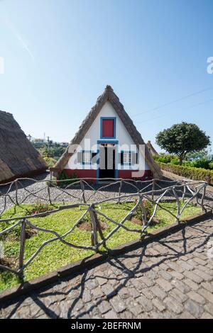 Ein traditionelles Santana Haus oder Casas de Colmo in der Stadt Santana im Norden der Insel Madeira von Portugal. Portugal, Madeira, April 2018 Stockfoto