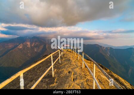 moro Rock am Abend im Sequoia Nationalpark, kalifornien, usa. Stockfoto