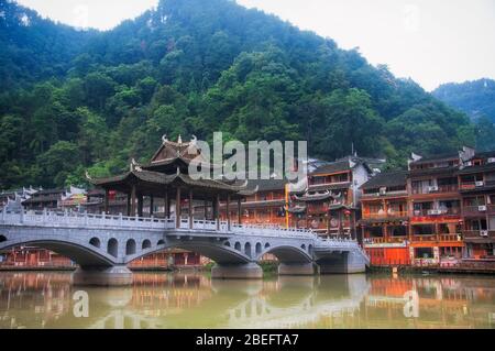 Fenghuang, china. 13. September 2015. Eine chinesische Brücke über den Tuojiang Fluss, die zu Geschäften im Fenghuang Dorf in der Provinz Hunan Chin führt Stockfoto