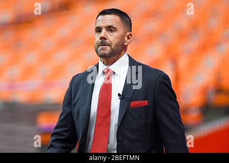 Syracuse, New York, USA. Februar 2020. Stony Brook Seawolves Head Coach Joe Spallina geht vor einem NCAA-Lacrosse-Spiel gegen die Syracuse Orange am Montag, 10. Februar 2020 im Carrier Dome in Syracuse, New York, auf dem Spielfeld. Rich Barnes/CSM/Alamy Live News Stockfoto