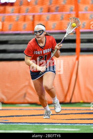 Syracuse, New York, USA. Februar 2020. Der steinige Brook Seawolves-Angreifer Taryn Ohlmiller #21 kontrolliert den Ball während eines NCAA-Frauenlacrosseplayspiels gegen die Syracuse Orange am Montag, 10. Februar 2020 im Carrier Dome in Syracuse, New York. Stony Brook gewann 17-16. Rich Barnes/CSM/Alamy Live News Stockfoto