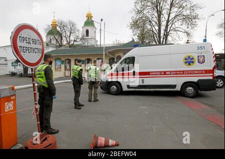 Kiew, Ukraine. April 2020. Am 13. April 2020 kommt ein Krankenwagen an der Einfahrt zum Kiewer Pechersker Lavra in Kiew, Ukraine, an. Insgesamt wurden im Kiewer Pechersker Lavra über 90 Fälle des COVID-19-Coronavirus bestätigt, von denen 63 in den letzten 24 Stunden im historischen und religiösen orthodoxen christlichen Kloster bestätigt wurden, Und es ist der größte Ausbruch des neuartigen Coronavirus in der ukrainischen Hauptstadt, nach den Medien. Kredit: Serg Glovny/ZUMA Wire/Alamy Live News Stockfoto