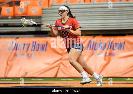 Syracuse, New York, USA. Februar 2020. Der steinige Brook Seawolves-Angreifer Taryn Ohlmiller #21 kontrolliert den Ball während eines NCAA-Frauenlacrosseplayspiels gegen die Syracuse Orange am Montag, 10. Februar 2020 im Carrier Dome in Syracuse, New York. Stony Brook gewann 17-16. Rich Barnes/CSM/Alamy Live News Stockfoto
