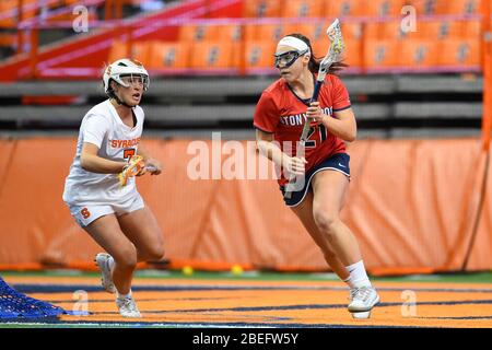 Syracuse, New York, USA. Februar 2020. Der steinige Brook Seawolves-Angreifer Taryn Ohlmiller #21 weicht dem Tor aus, als Kerry Defliese #7, Verteidiger von Syracuse Orange, während eines NCAA-Frauenspiels am Montag, 10. Februar 2020 im Carrier Dome in Syracuse, New York, verteidigt. Stony Brook gewann 17-16. Rich Barnes/CSM/Alamy Live News Stockfoto