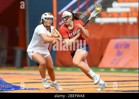Syracuse, New York, USA. Februar 2020. Der steinige Brook Seawolves-Angreifer Taryn Ohlmiller #21 weicht dem Tor aus, als Kerry Defliese #7, Verteidiger von Syracuse Orange, während eines NCAA-Frauenspiels am Montag, 10. Februar 2020 im Carrier Dome in Syracuse, New York, verteidigt. Stony Brook gewann 17-16. Rich Barnes/CSM/Alamy Live News Stockfoto