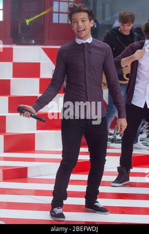 Louis Tomlinson von One Direction tritt am 13. November 2012 in New York City auf NBC's 'Today' am Rockefeller Plaza auf. Stockfoto