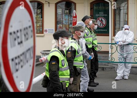 Kiew, Ukraine. April 2020. Soldaten der Nationalgarde, die Gesichtsmasken gegen den Coronavirus Covid-19 tragen, blockieren am 13. April 2020 den Eingang zum Kiewer Pechersker Lavra in Kiew, Ukraine. Insgesamt wurden im Kiewer Pechersker Lavra über 90 Fälle des COVID-19-Coronavirus bestätigt, von denen 63 in den letzten 24 Stunden im historischen und religiösen orthodoxen christlichen Kloster bestätigt wurden, Und es ist der größte Ausbruch des neuartigen Coronavirus in der ukrainischen Hauptstadt, nach den Medien. Kredit: Serg Glovny/ZUMA Wire/Alamy Live News Stockfoto