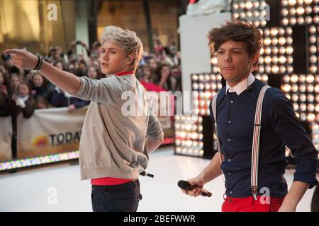 Niall Horan und Louis Tomlinson von One Direction treten am 12. März 2012 in New York City auf NBC's "Today" am Rockefeller Plaza auf. Stockfoto