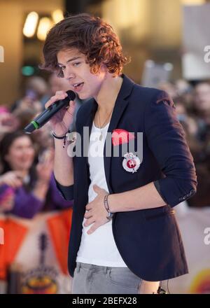 Harry Styles of One Direction tritt am 12. März 2012 in New York City auf NBC's 'Today' am Rockefeller Plaza auf. Stockfoto