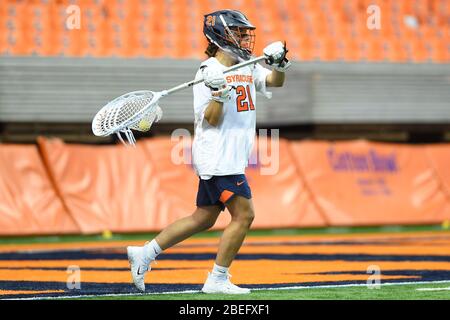 Syracuse, New York, USA. Februar 2020. Syracuse Orange Goalie Asa Goldstock #21 gibt den Ball während eines NCAA Damen Lacrosse Spiels gegen die Stony Brook Seawolves am Montag, 10. Februar 2020 im Carrier Dome in Syracuse, New York. Stony Brook gewann 17-16. Rich Barnes/CSM/Alamy Live News Stockfoto