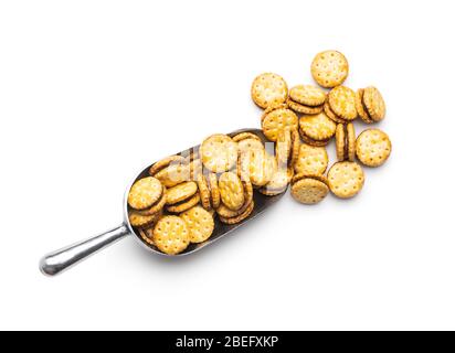 Mini-Creme Sandwich-Cookies in Schaufel isoliert auf weißem Hintergrund. Stockfoto